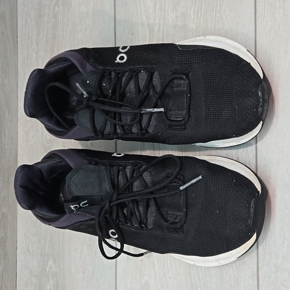 On Running Women Black& White Athletic Shoes Rinning Sz 9.5 - Picture 3 of 12